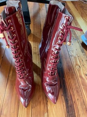 Pour La Victoire Burgundy Patent Lace-Up Pointed-Toe Boots moto sz 9